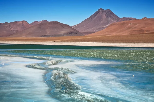 Алмазная лагуна в пустыне Атакама, Чили — стоковое фото