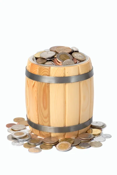 Barril transbordante com várias moedas — Fotografia de Stock