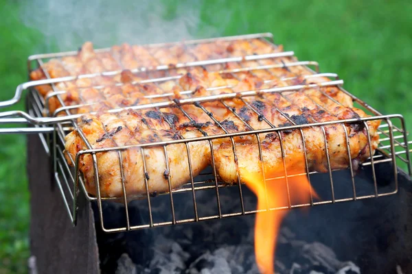 Gegrilde kip in het rooster van de barbecue — Stockfoto