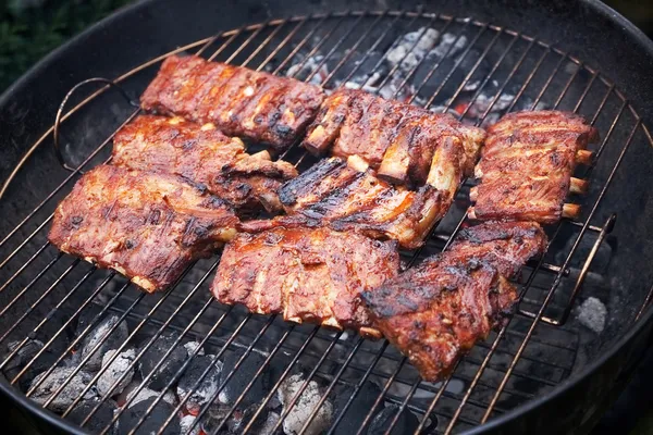 Grilled pork ribs on bbq grill (shallow DOF) — Stock Photo, Image
