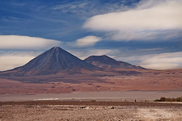 Vulcões Licancabur e Juriques, deserto do Atacama no Chile — Fotografia de Stock