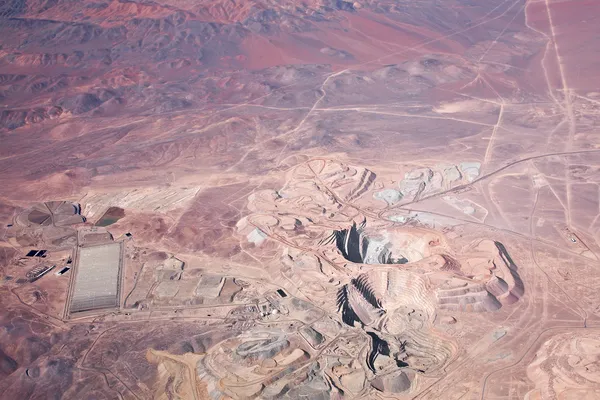 鸟瞰的露天铜矿在阿塔卡马沙漠，智利 — 图库照片