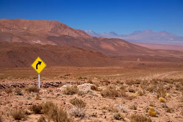Дорожній знак в пустелі Атакама, Чилі — стокове фото