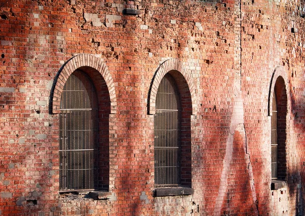 Windows w mur z cegły — Zdjęcie stockowe