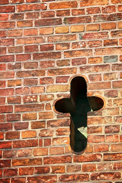 Cruz en la pared de ladrillo viejo — Foto de Stock