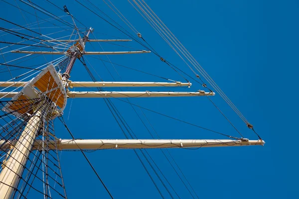 Мачта и ярды судна, работающего на ветре — стоковое фото