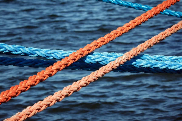 Cordones de amarre que aseguran barcos — Foto de Stock