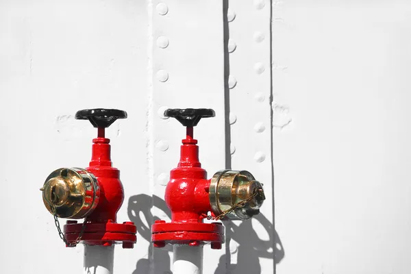 Válvulas de água vermelha — Fotografia de Stock