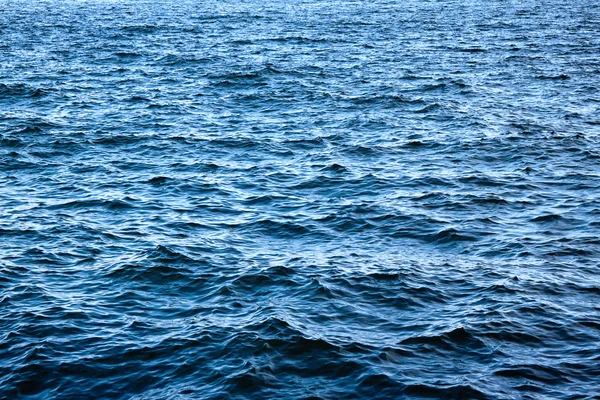 Ondeggiante superficie blu del mare — Foto Stock