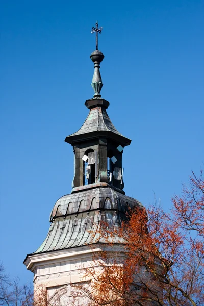 Antennák a modern templom tornya — Stock Fotó
