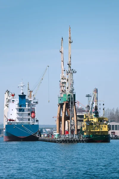 Корабли и краны в порту — стоковое фото