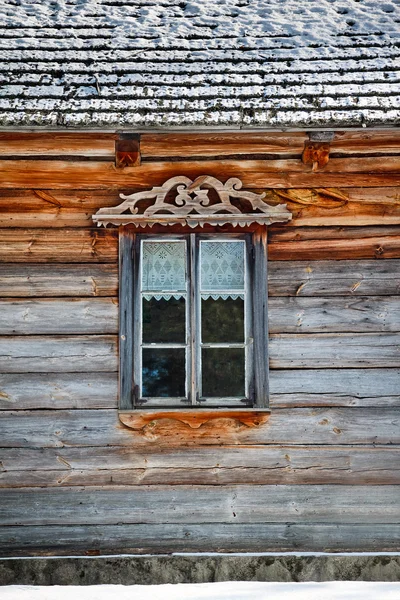 Venster in oude houten huis — Stockfoto