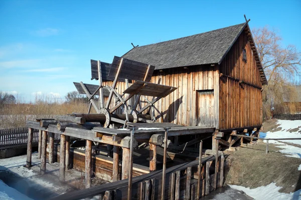 Wassermühle aus Holz in Nowogrod / Polen — Stockfoto