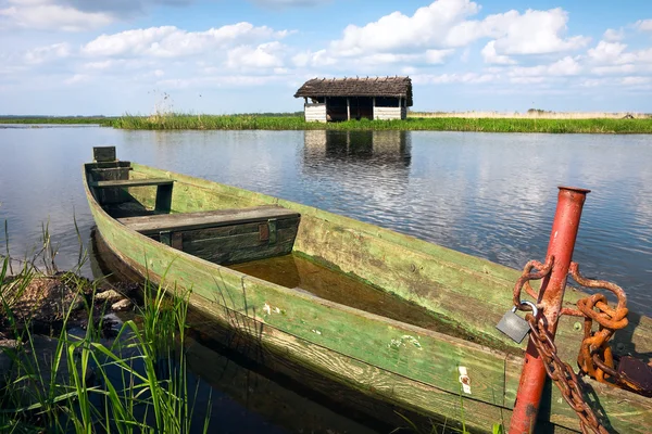 Oude houten boot op het meer — Stockfoto