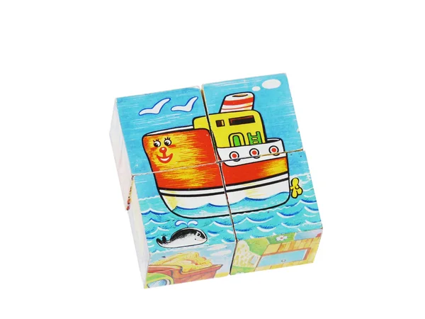 Детские кубики с изображением маленького корабля — стоковое фото