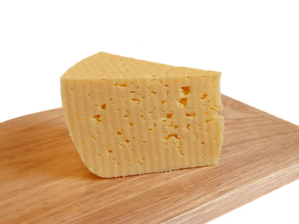 Кусок сыра на разделочной доске. Изоляция — стоковое фото