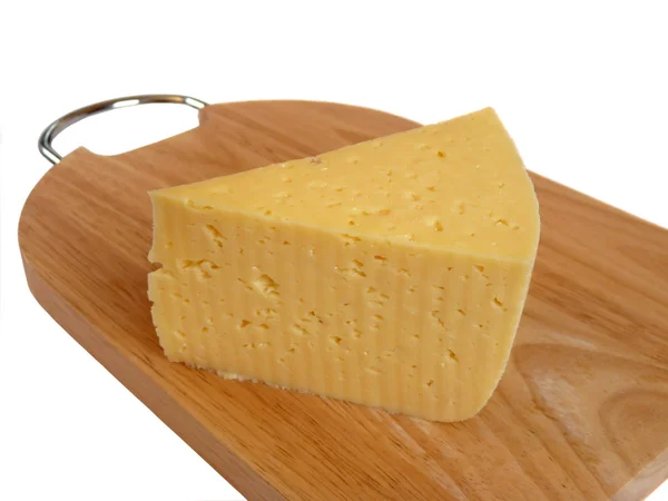 Кусок сыра на разделочной доске. Изоляция — стоковое фото