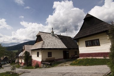 Slovakça köyde yaşlı çiftçinin ahşap ev,