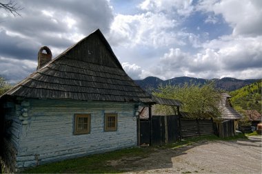 Slovakça köyde yaşlı çiftçinin ahşap ev