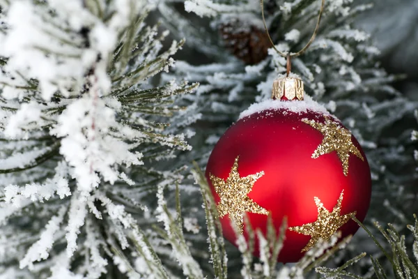 Nieve en la bola roja de Navidad — Foto de Stock