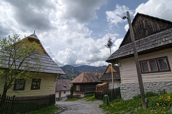 Casa de madeira do velho agricultor na aldeia eslovaca — Fotografia de Stock