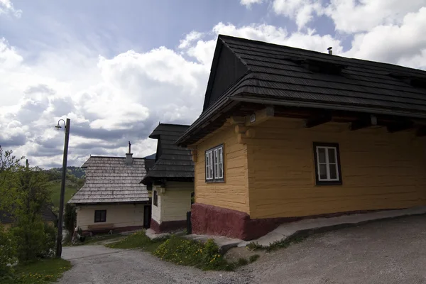 Oude boer houten huis in dorp in Slowakije. — Stockfoto