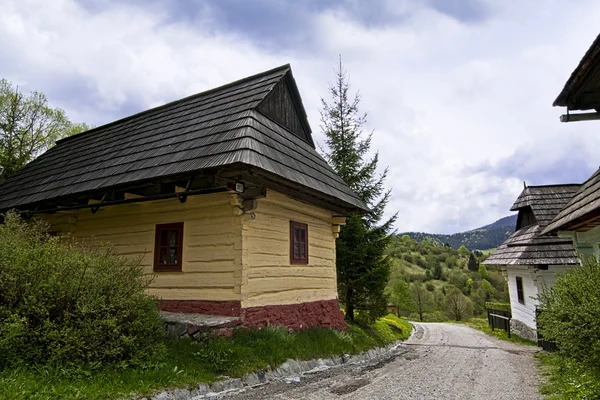 Starý dřevěný dům v slovenské vesnici — Stock fotografie