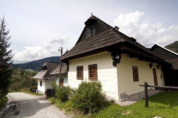 Starý dřevěný dům v slovenské vesnici — Stock fotografie