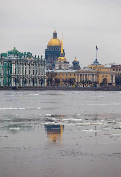 Flotando de hielo en el río Neva — Foto de Stock