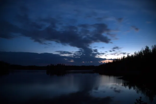 Witte nacht over noordelijke bos meer — Stockfoto
