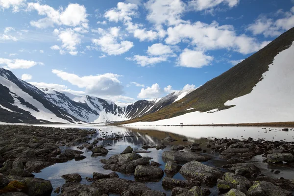 極地の山の湖の海岸 — ストック写真