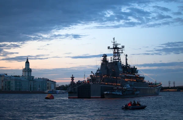 Battleship in Neva river — Stock Photo, Image