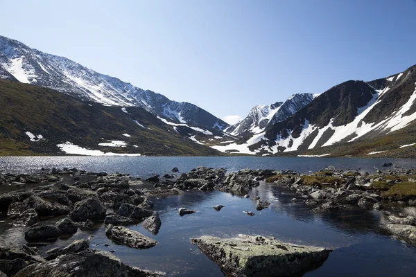 山の岩が多い湖 ロイヤリティフリーのストック写真