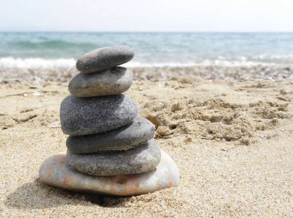 Kopiec kamieni na plaży — Zdjęcie stockowe