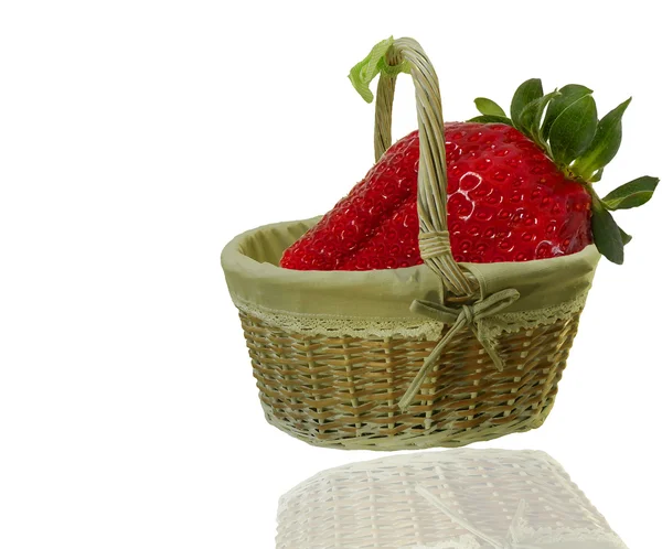 在篮子里的巨大草莓 — 图库照片