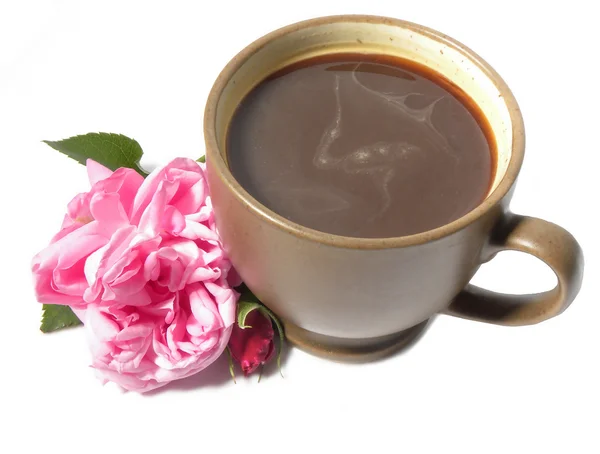 一杯咖啡和一朵粉红色的玫瑰 — 图库照片