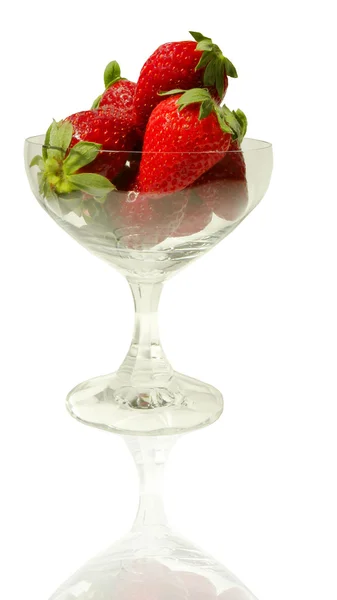Jahody v křišťálové sklenice na víno — Stock fotografie