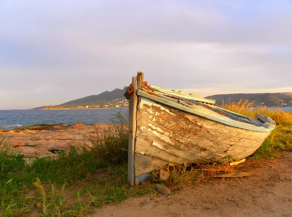 Old boat on the beach — Stock Photo, Image