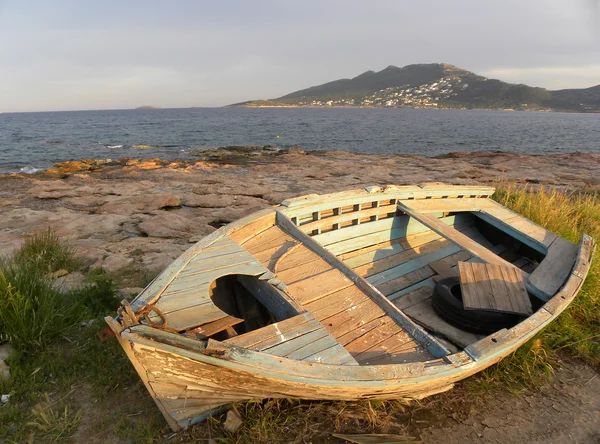 Kumsaldaki eski tekne. — Stok fotoğraf