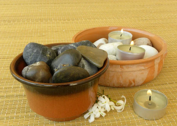 Lázně. masážní kameny, svíčky a jasmín — Stock fotografie