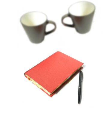 kırmızı defter kalem ile