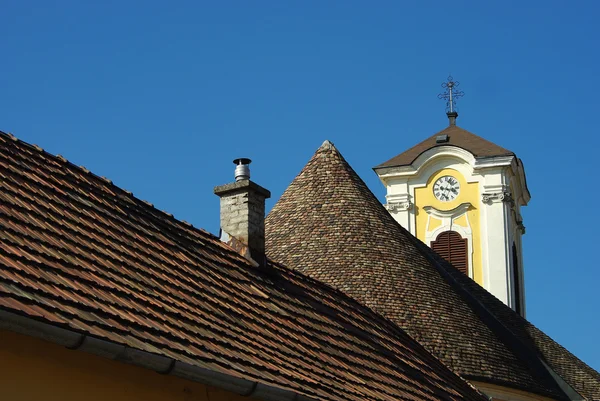 Vieux toit de tuiles — Photo