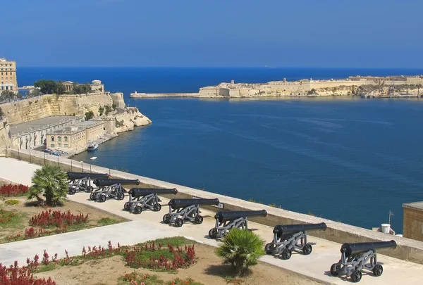 View to Grand Harbour of Valetta and medieval cannons battery — Stock Photo, Image