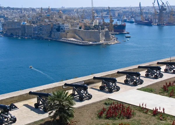 Vista para Grand Harbour de Valetta e bateria de canhões medievais — Fotografia de Stock