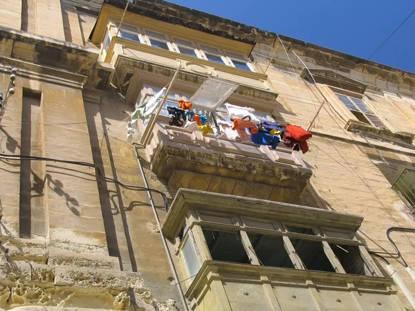 Балкон на мальтійській вулиці — стокове фото