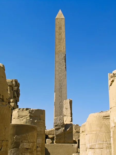 Starożytne Obelisku w świątyni karnak, luxor — Zdjęcie stockowe