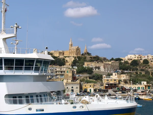 Gozo sahil yakınında feribot — Stok fotoğraf