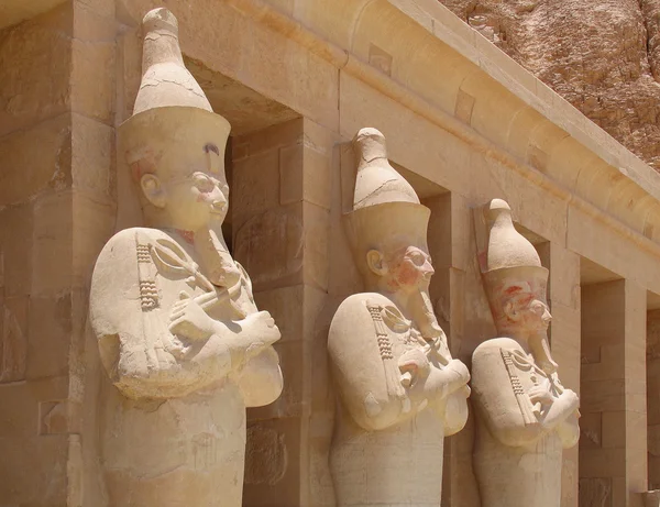 Antika statyer på hatschepsut tempel — Stockfoto