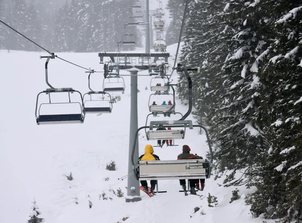 Chair ski lift onf ski resort Bansko, Bulgária — Fotografia de Stock