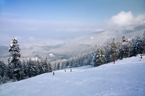 Ski helling en winter panorama van de bergen — Stockfoto